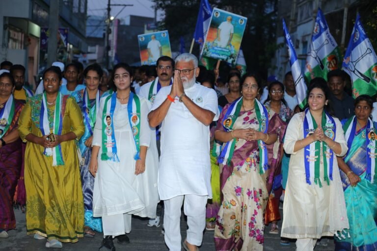 పట్టణంలోని ప్రధాన ప్రాంతాల్లో కుటుంబ సమేతంగా ప్రచారం నిర్వహించినా మంత్రి అంబటి