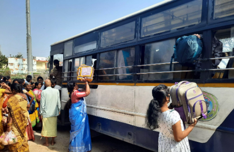 RTC బస్సులో ప్రయాణించిన కలెక్టర్