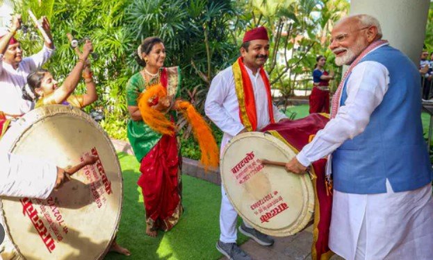 సింగపూర్‌లో డ్రమ్ వాయించిన ప్రధాని మోదీ || PM Modi Plays Dhol During His Singapore Visit