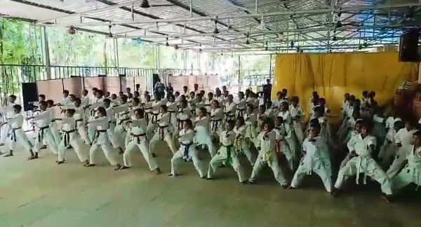 కరాటే పోటీల్లో..విద్యార్థుల ఉత్తమ ప్రతిభ || Best talent of students in karate competitions