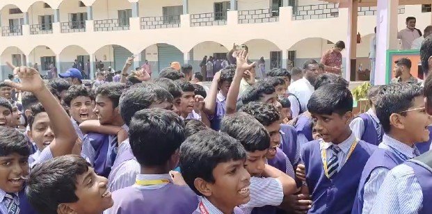 అత్యా చార ఘటన ఆందోళనలో సీఐకి గాయాలు || The CI was injured in the atrocity incident