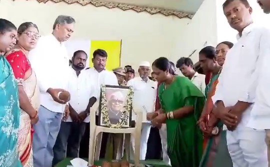 కొండా విగ్రహానికి మంత్రి సురేఖ నివాళులు || Minister Surekha pays tribute to Konda statue