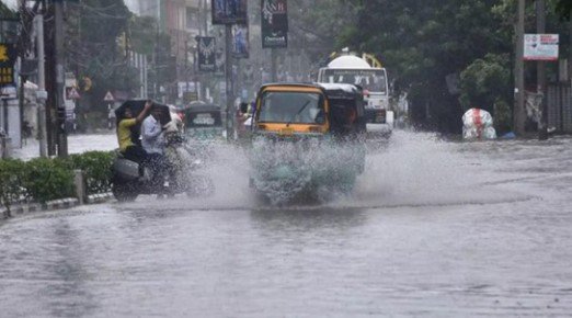 ఏపీకి తప్పిన తుపాన్ గండం ||  Heavy Rains In Rayalaseema , Nellore, tamilnadu