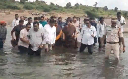 సీతక్క మార్క్..కాలినడకన వాగు దాటిన మంత్రి | Minister Seethakka Crosses Lake : Asifabad