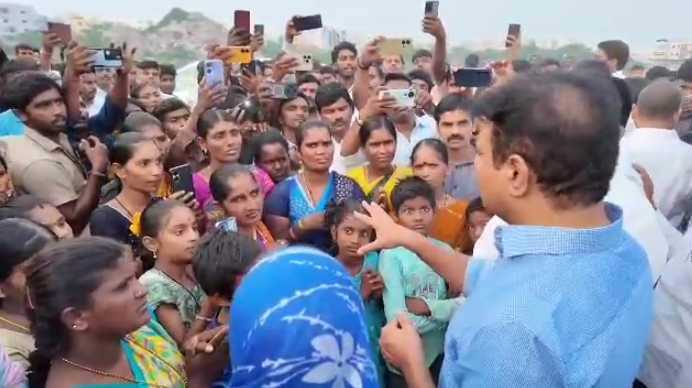 సున్నం చెరువు వద్ద ఇల్లు కోల్పోయిన బాధితులను కలిసిన కేటీఆర్ || KTR met the victims who lost their homes at Sunnam Cheruvu