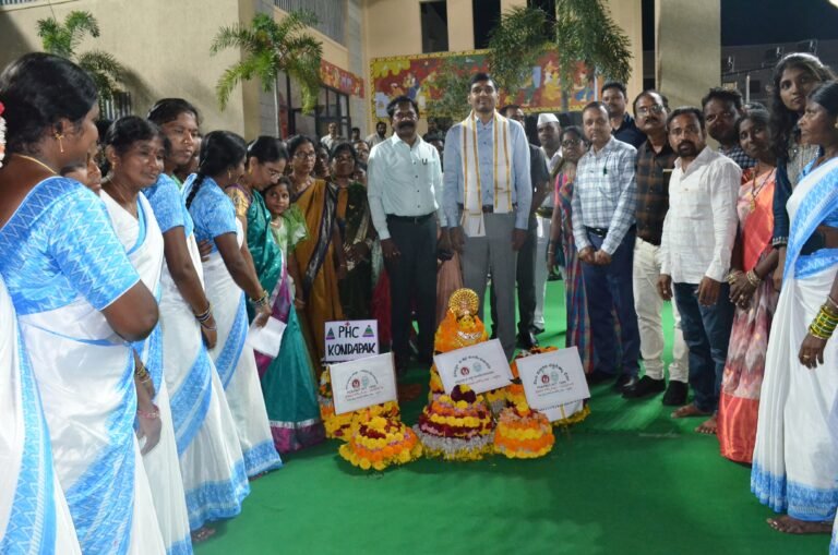 బతుకమ్మ వేడుకల్లో సిద్దిపేట కలెక్టర్ || Collector of Siddipet during Bathukamma celebrations